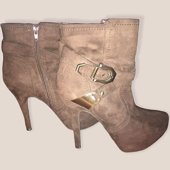 SUEDE 👢GUESS BOOTIES - Picture 2 of 7